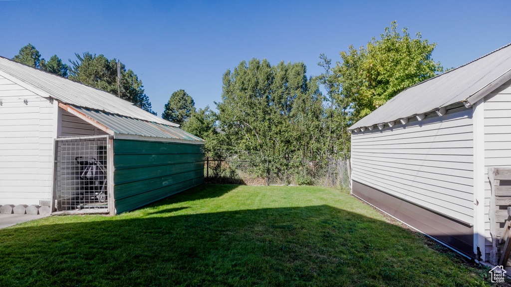 View of yard featuring an outdoor structure