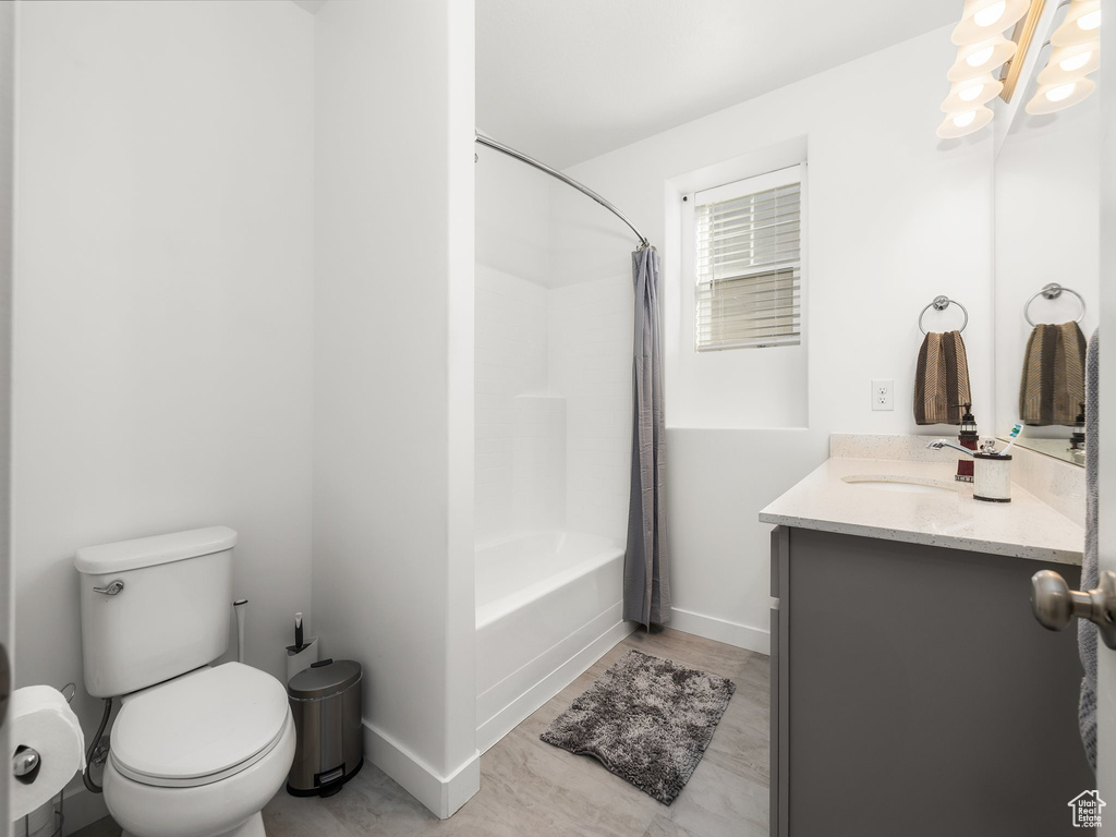 Full bathroom featuring vanity, toilet, and shower / bath combo