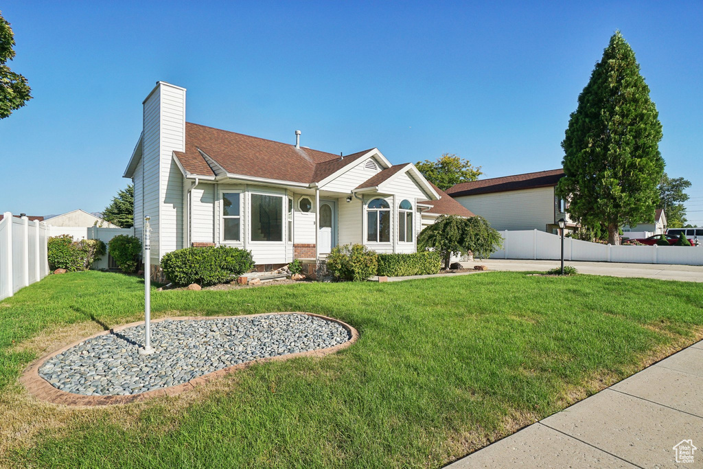 View of front facade featuring a front lawn