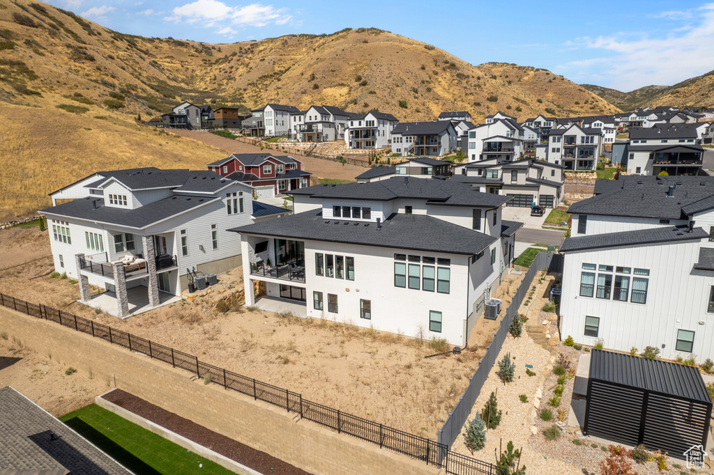 Bird\'s eye view with a mountain view