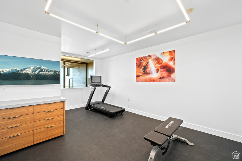 Exercise room with baseboards