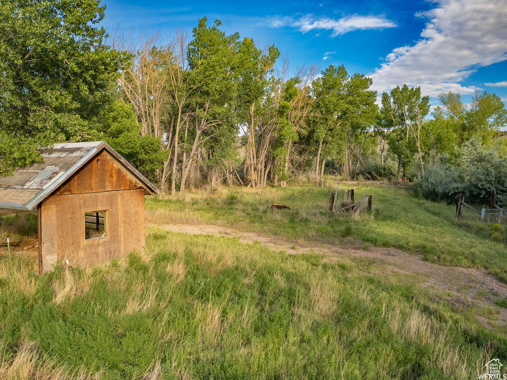 View of yard featuring an outbuilding