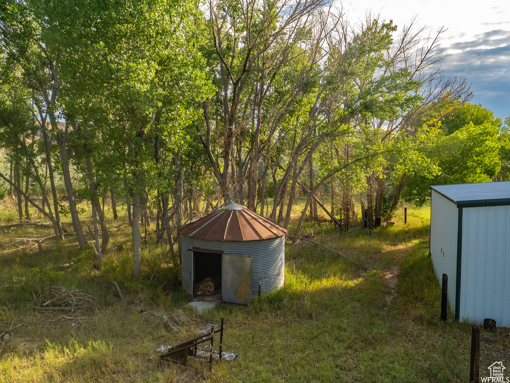 View of yard featuring a storage shed