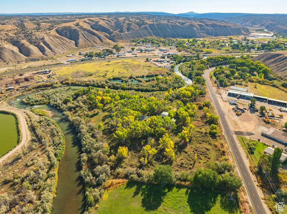 Birds eye view of property featuring a mountain view