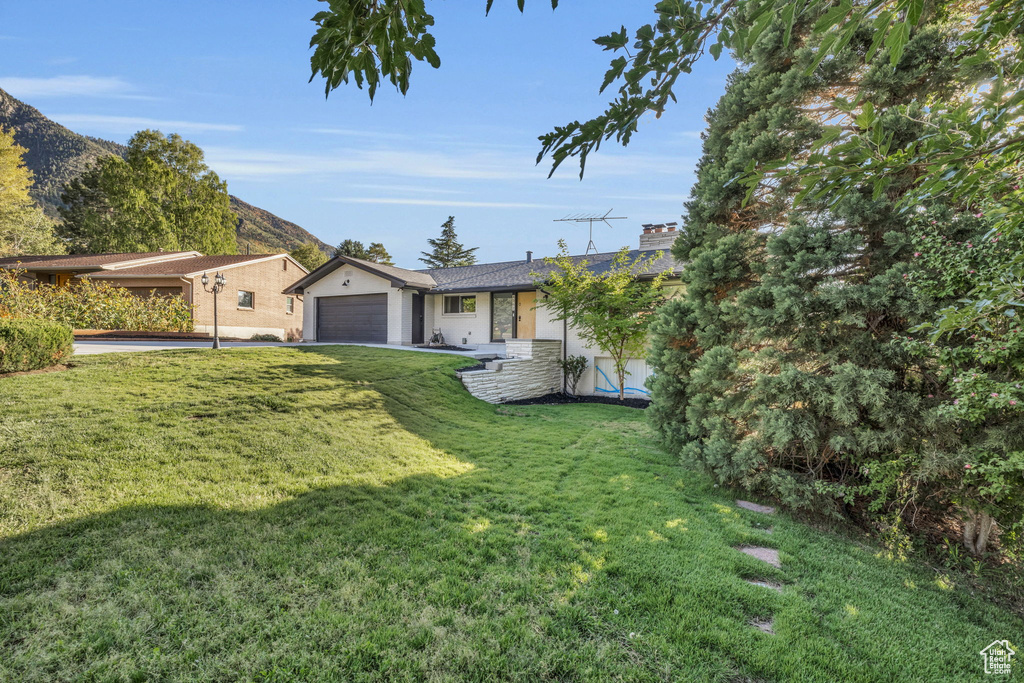 View of yard featuring a mountain view and a garage