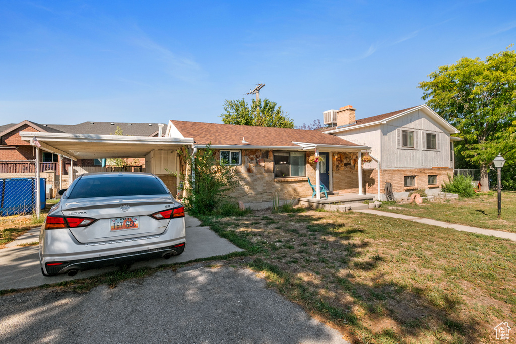 View of front of house featuring a front lawn and a carport