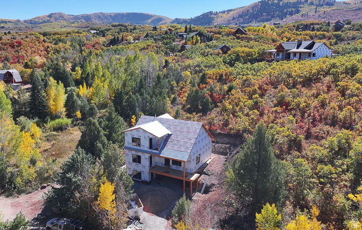 Birds eye view of property featuring a mountain view