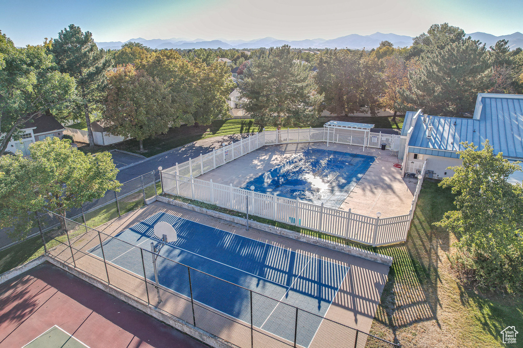 Birds eye view of property featuring a mountain view