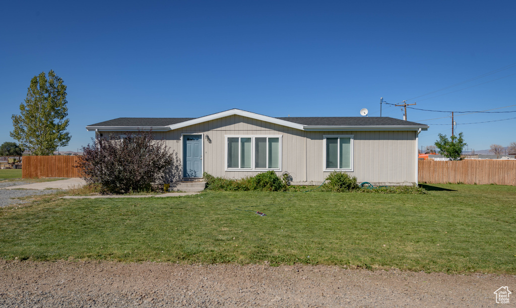 Ranch-style house with a front yard