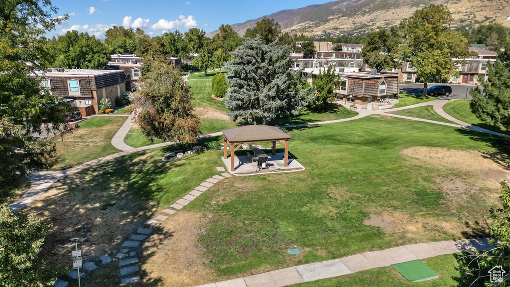 Bird\\\\\\\\\\\\\\\'s eye view featuring a mountain view