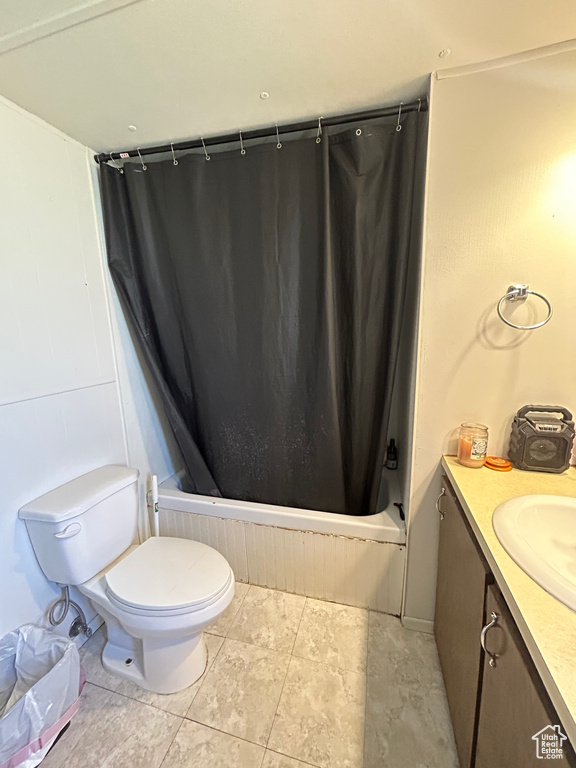 Full bathroom featuring vanity, tile patterned flooring, toilet, and shower / bath combo