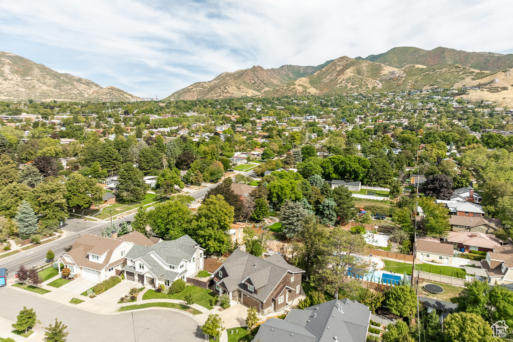 Bird's eye view with a mountain view