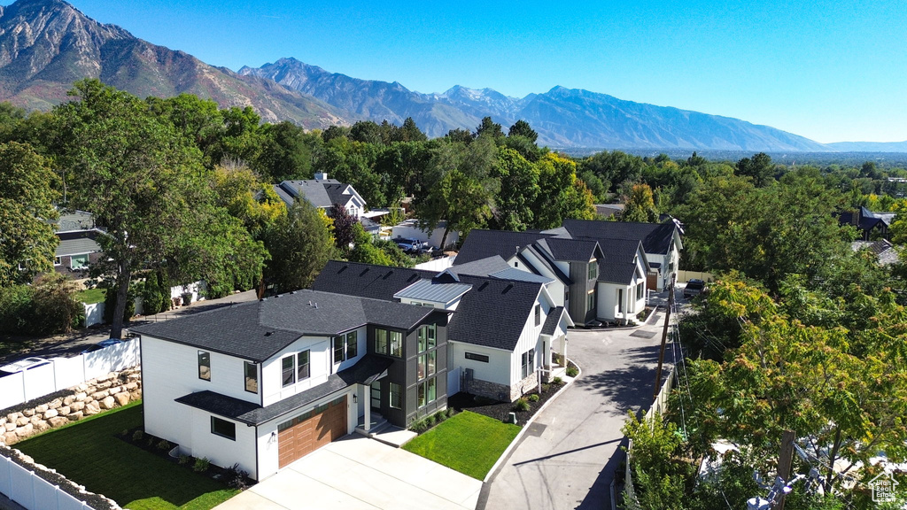 Bird\'s eye view with a mountain view