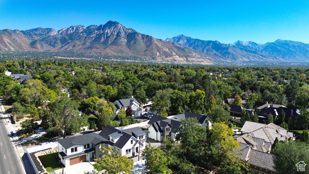 Bird\'s eye view featuring a mountain view