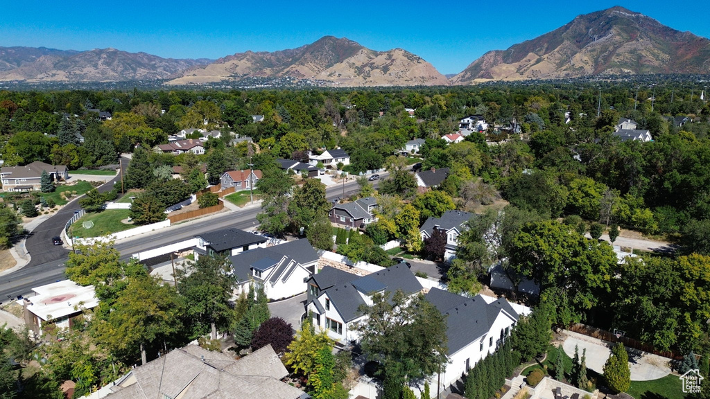 Aerial view with a mountain view