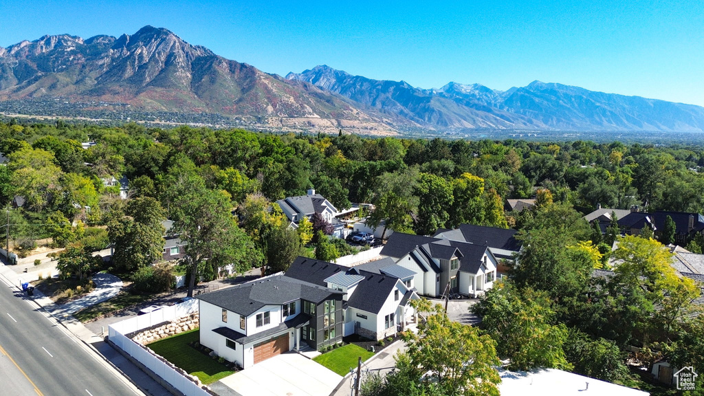 Birds eye view of property featuring a mountain view