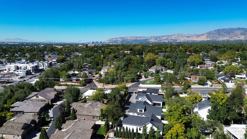 Birds eye view of property featuring a mountain view