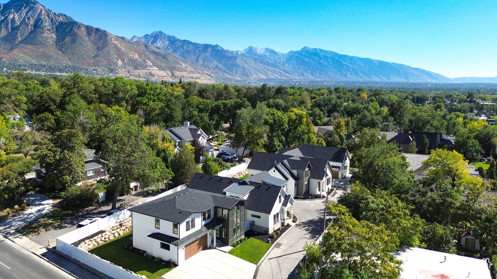 Birds eye view of property featuring a mountain view