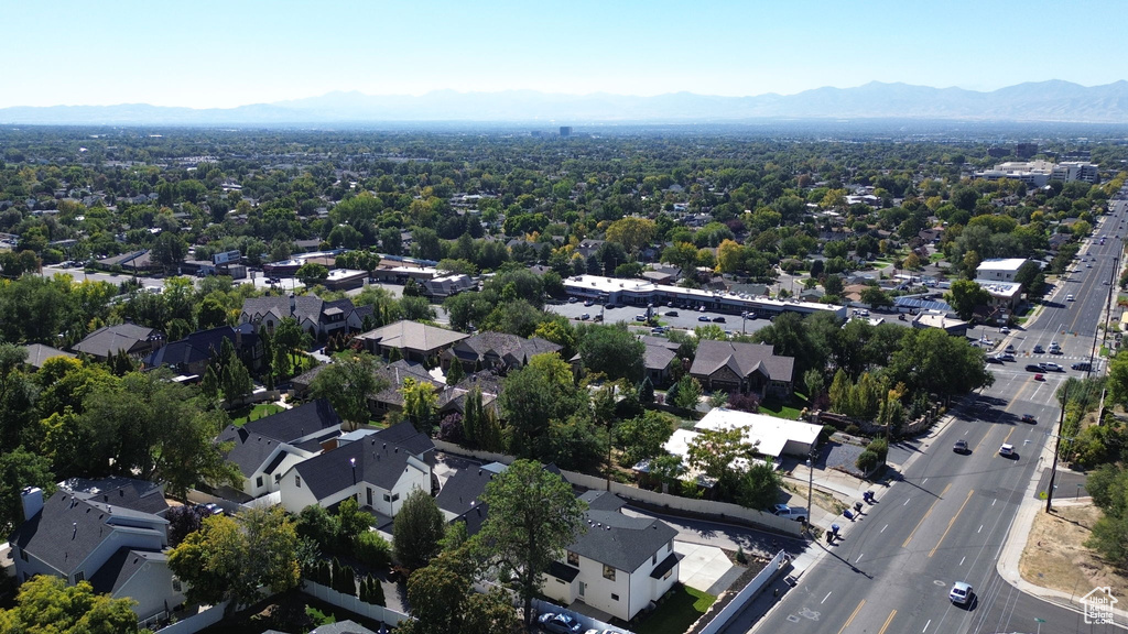 Bird\'s eye view with a mountain view