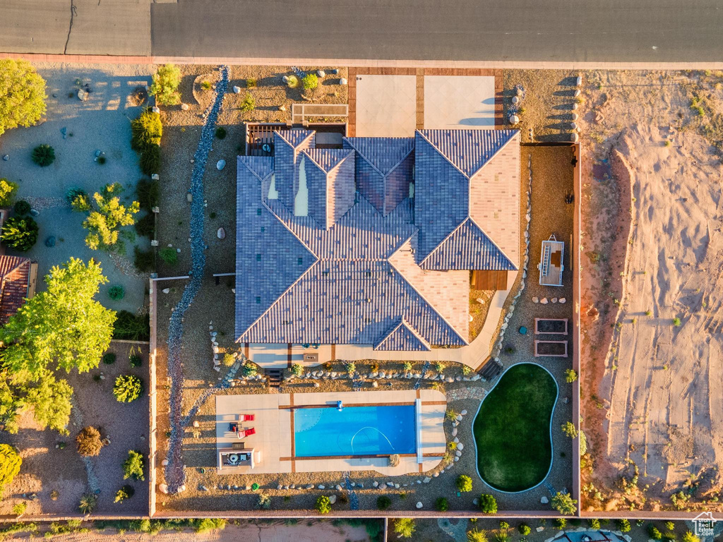 Birds eye view of property