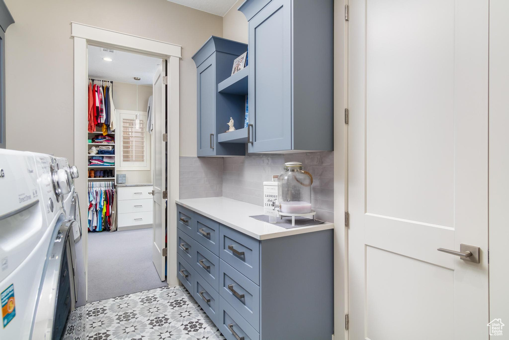 Kitchen with backsplash and independent washer and dryer