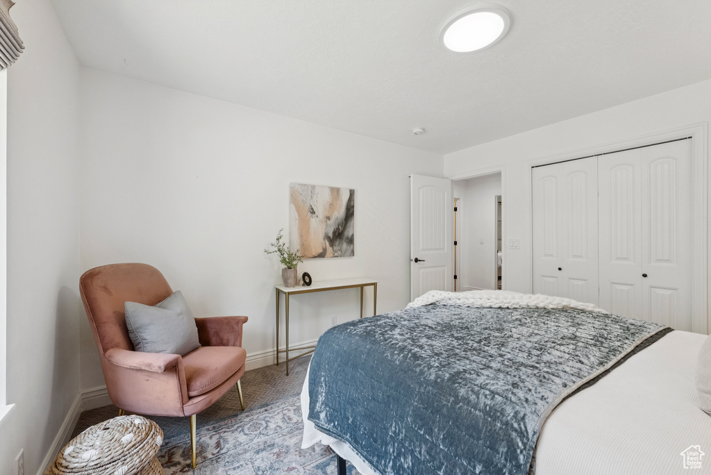 Carpeted bedroom featuring baseboards and a closet