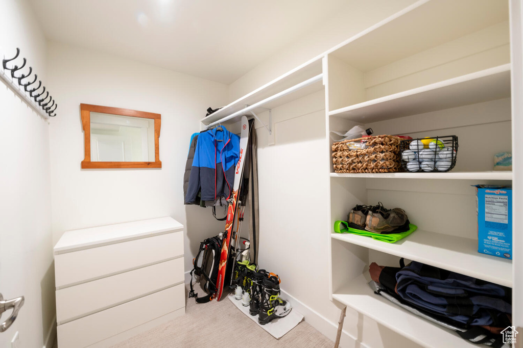 Walk in closet featuring carpet