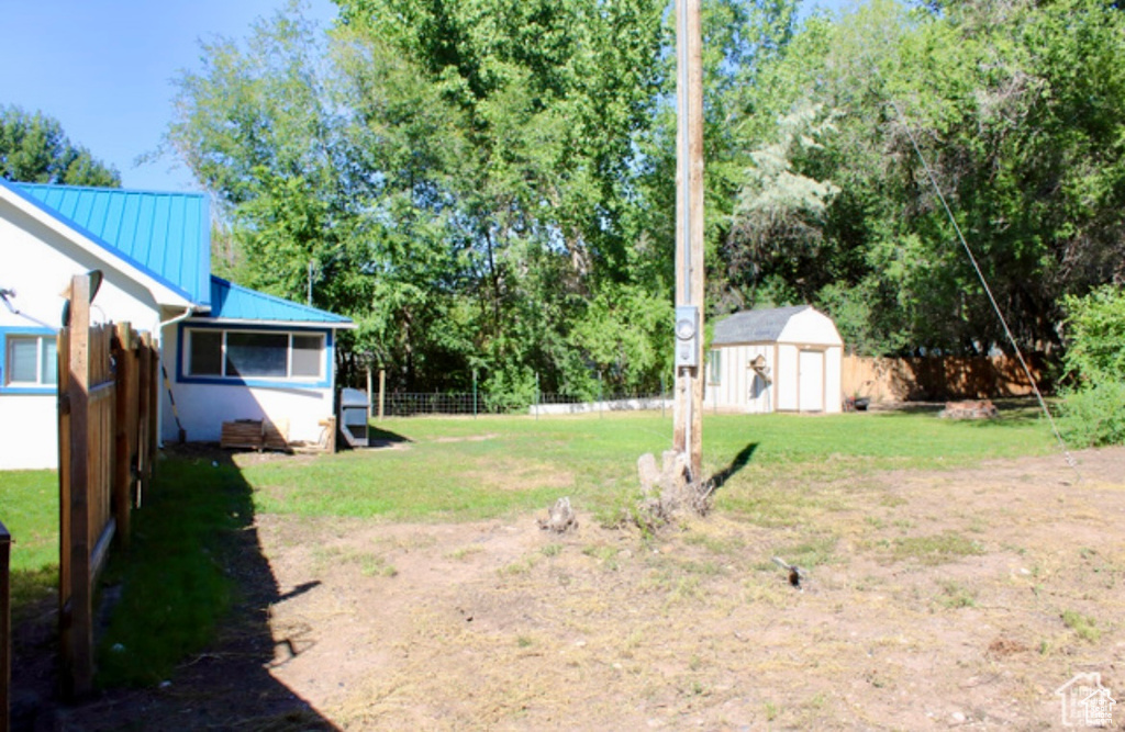 View of yard featuring a shed