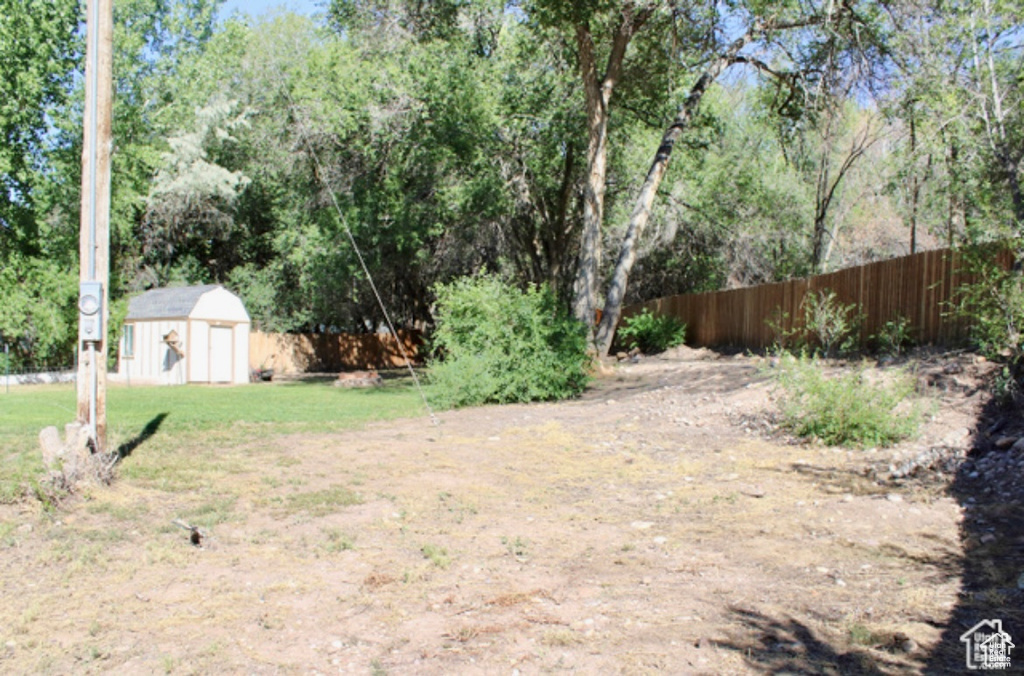 View of yard with an outbuilding