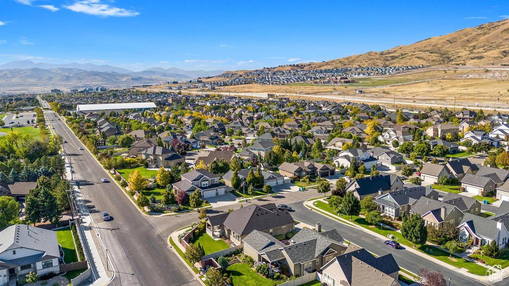 Birds eye view of property featuring a mountain view