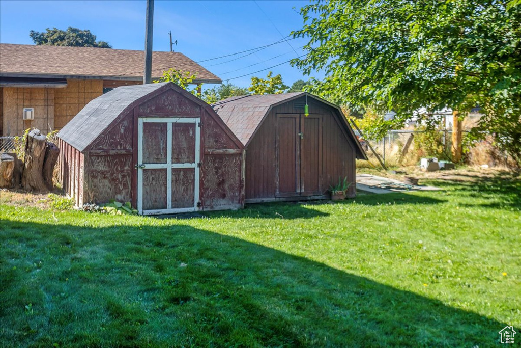 View of yard with a shed