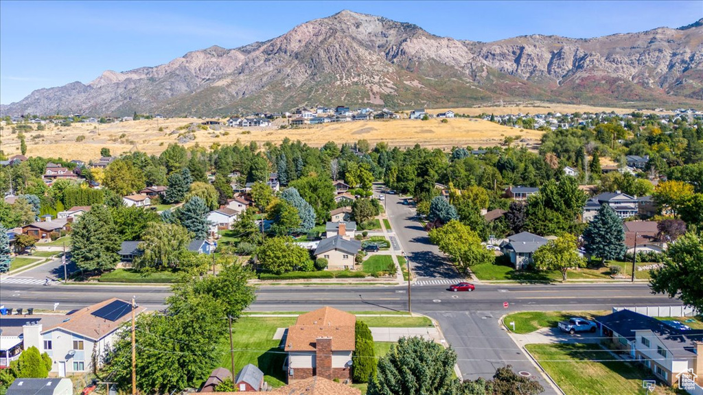 Bird\'s eye view with a mountain view