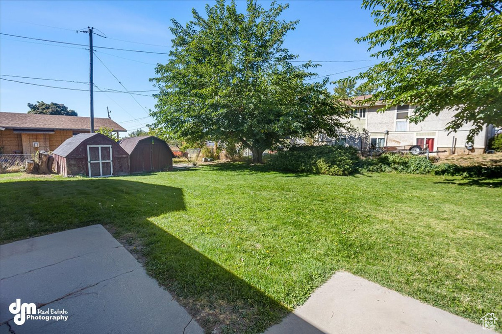 View of yard featuring a shed