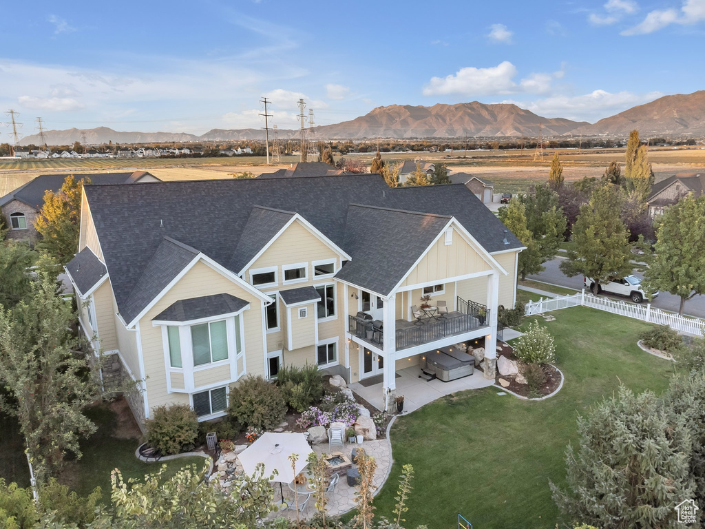 Drone / aerial view featuring a mountain view