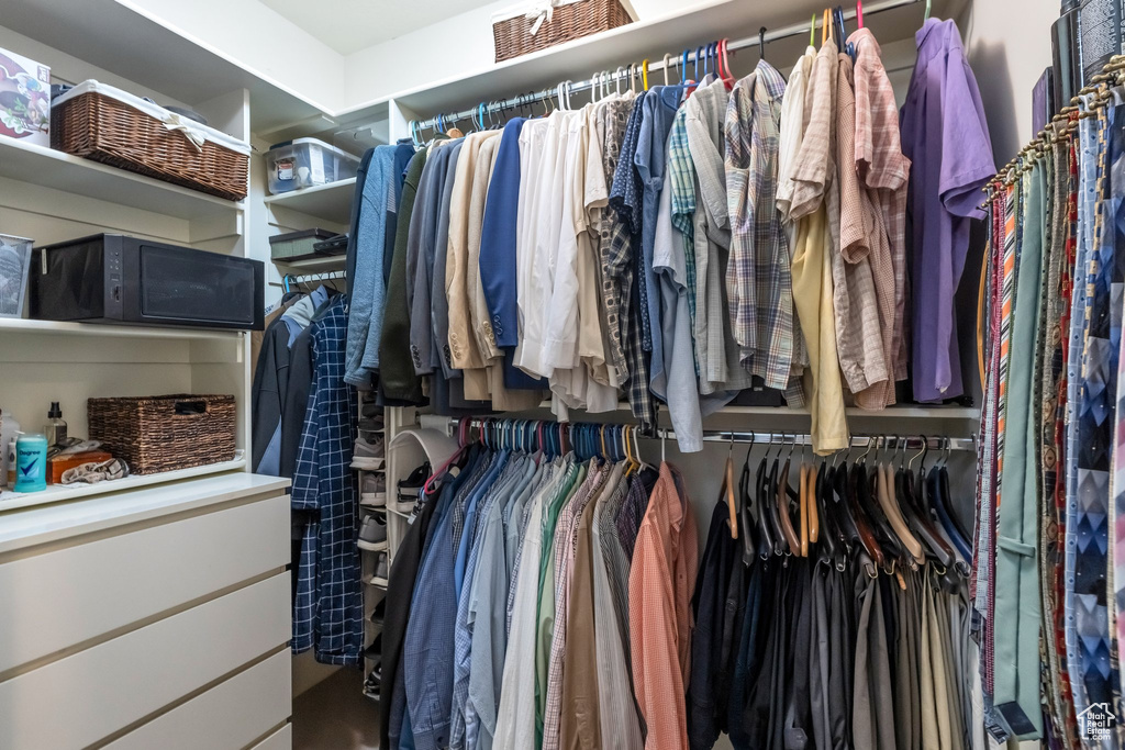 View of walk in closet