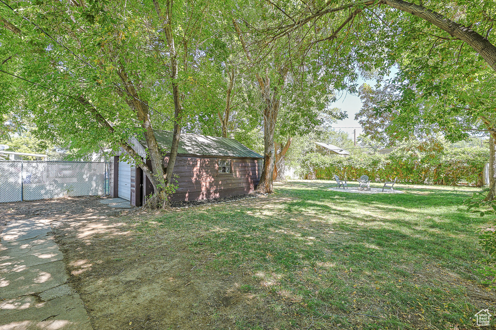 View of yard featuring an outbuilding