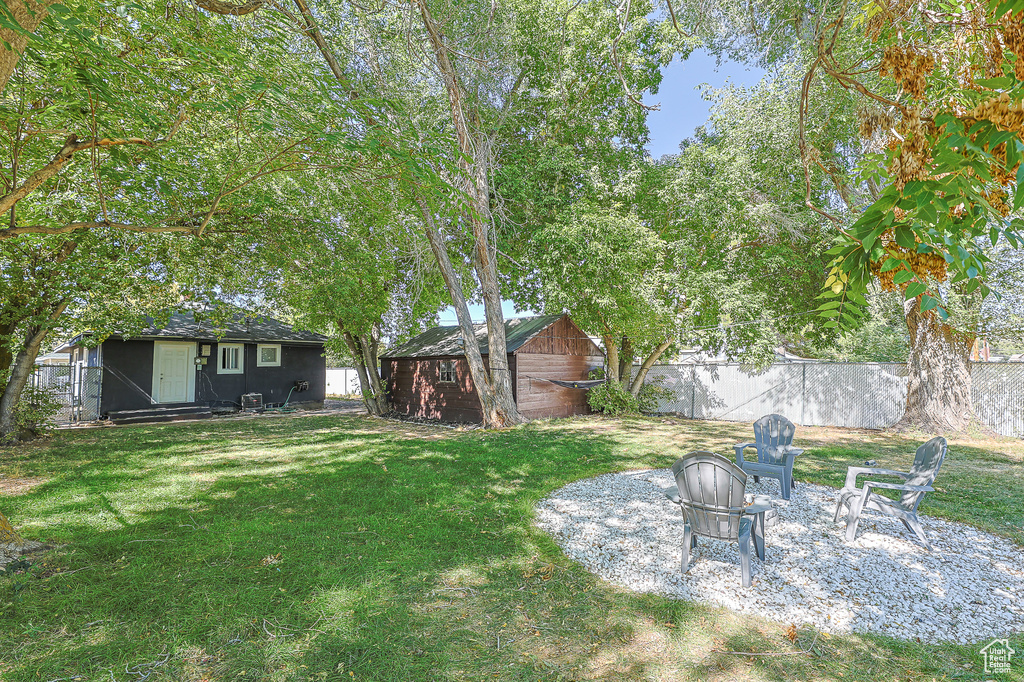 View of yard featuring an outdoor structure