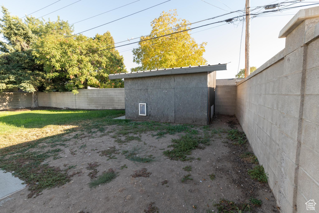 View of yard with a storage unit