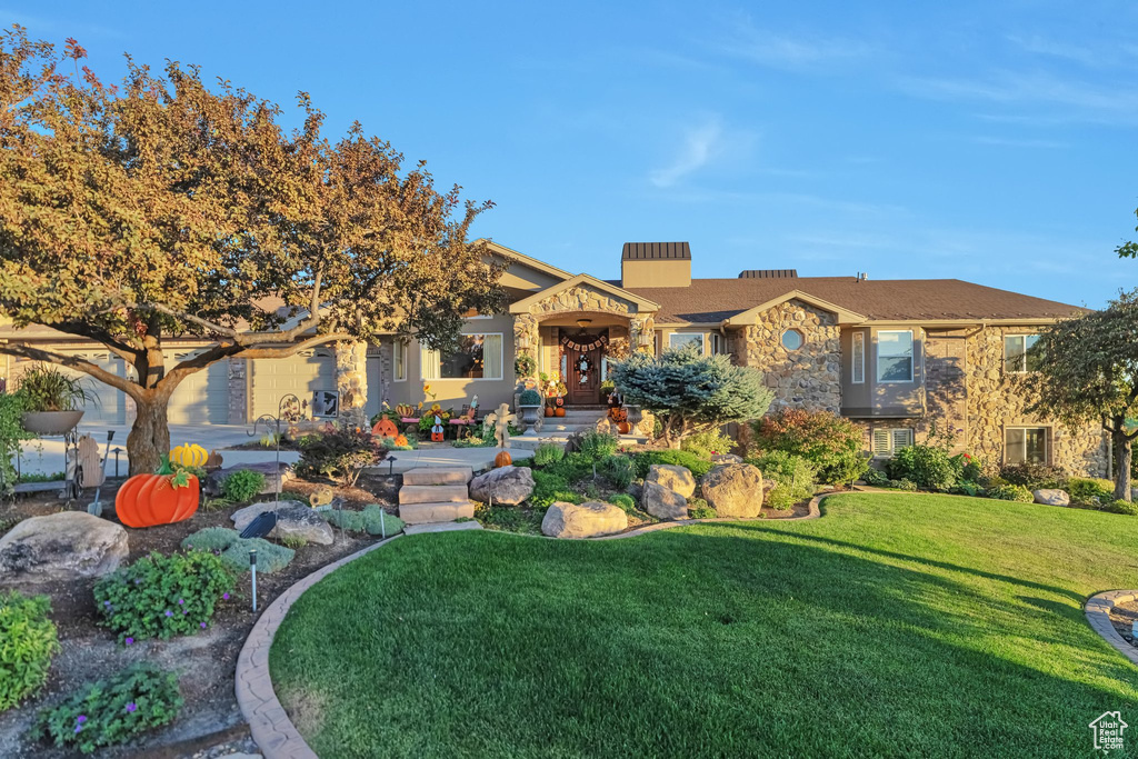 View of front of house featuring a front lawn