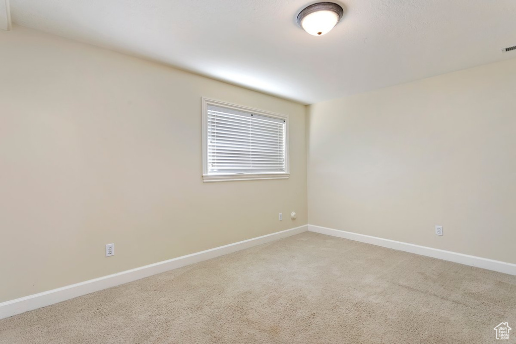 Spare room with carpet flooring