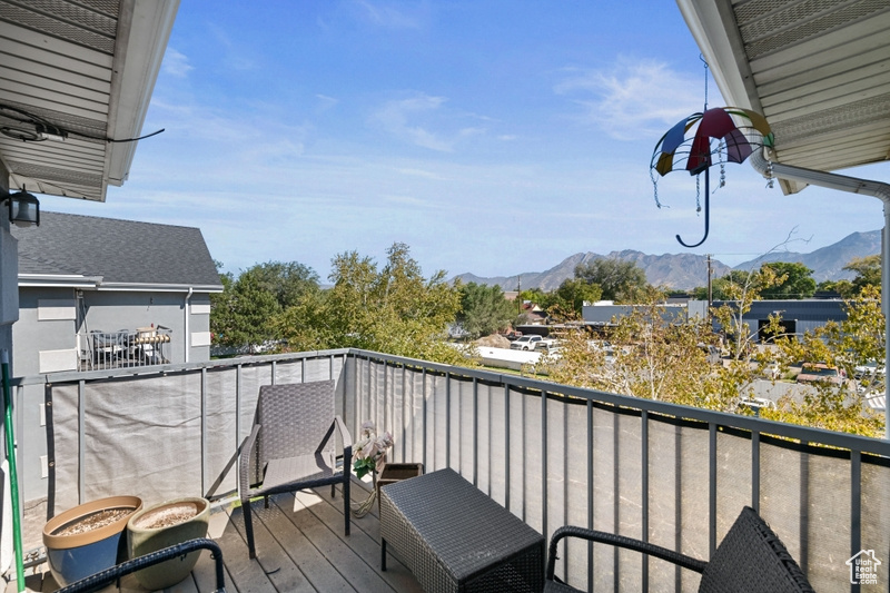 Balcony featuring a mountain view