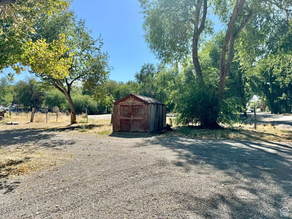 View of yard featuring a storage shed