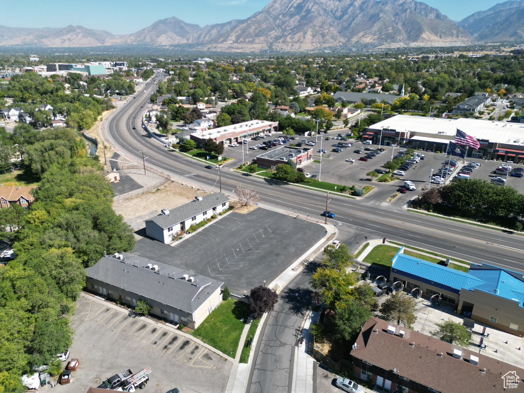 Bird\\\'s eye view featuring a mountain view