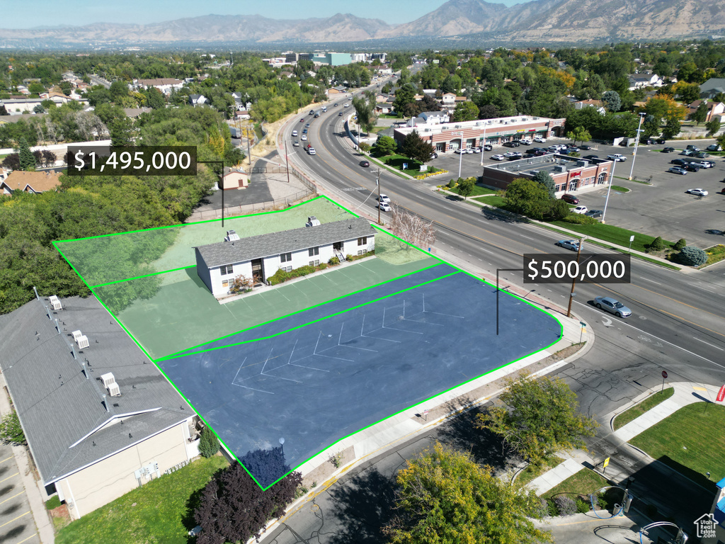 Birds eye view of property featuring a mountain view