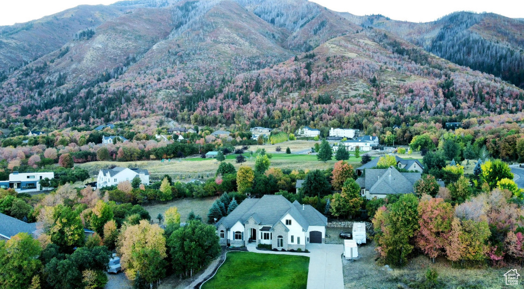 Aerial view with a mountain view