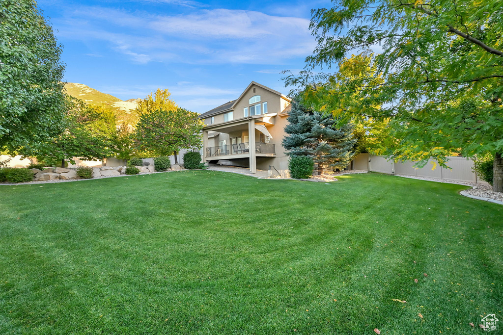 View of yard featuring a mountain view