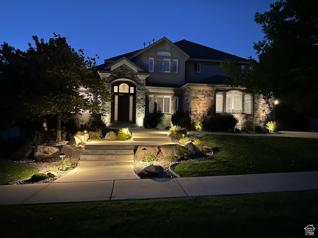 View of front facade with a front yard