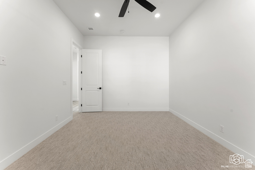 Carpeted spare room with ceiling fan