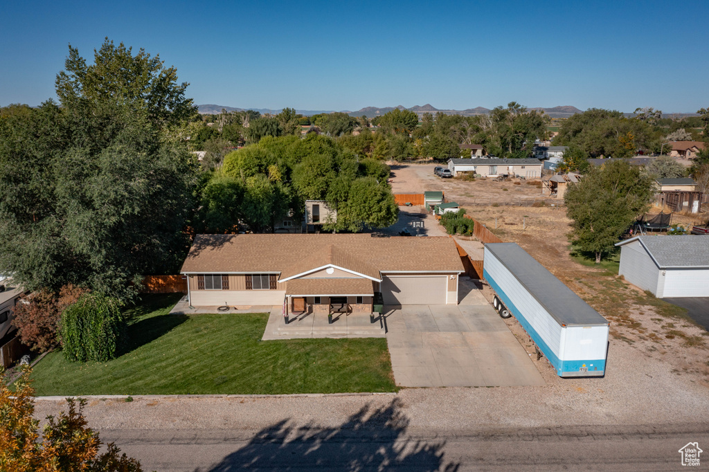 Birds eye view of property featuring a mountain view