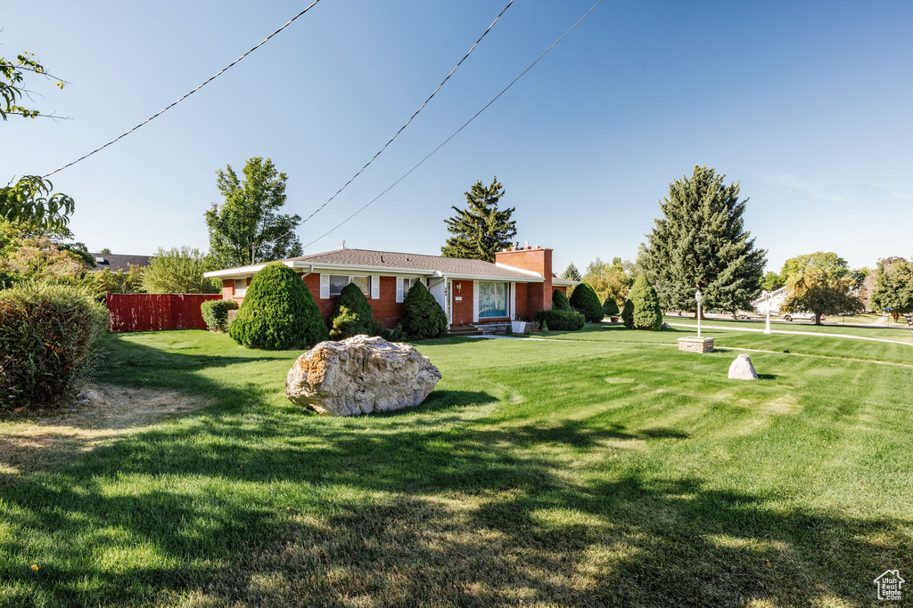 View of front facade with a front yard